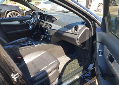 2013 Mercedes-Benz C 250 Luxury/Sport z USA, uszkodzony, nr VIN WDDGF4HB7DR295826